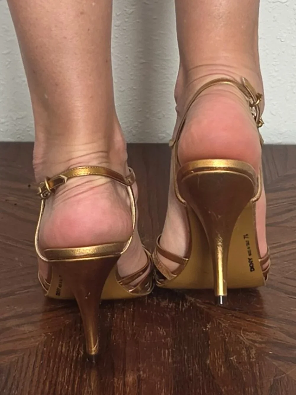 DKNY Made in Italy Gold Metallic Strappy T-Strap Sandal Heels Size 7.5